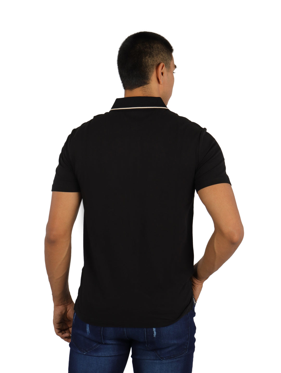Hombre vistiendo una camisa negra de manga corta con cuello blanco contrastante y botones frontales.