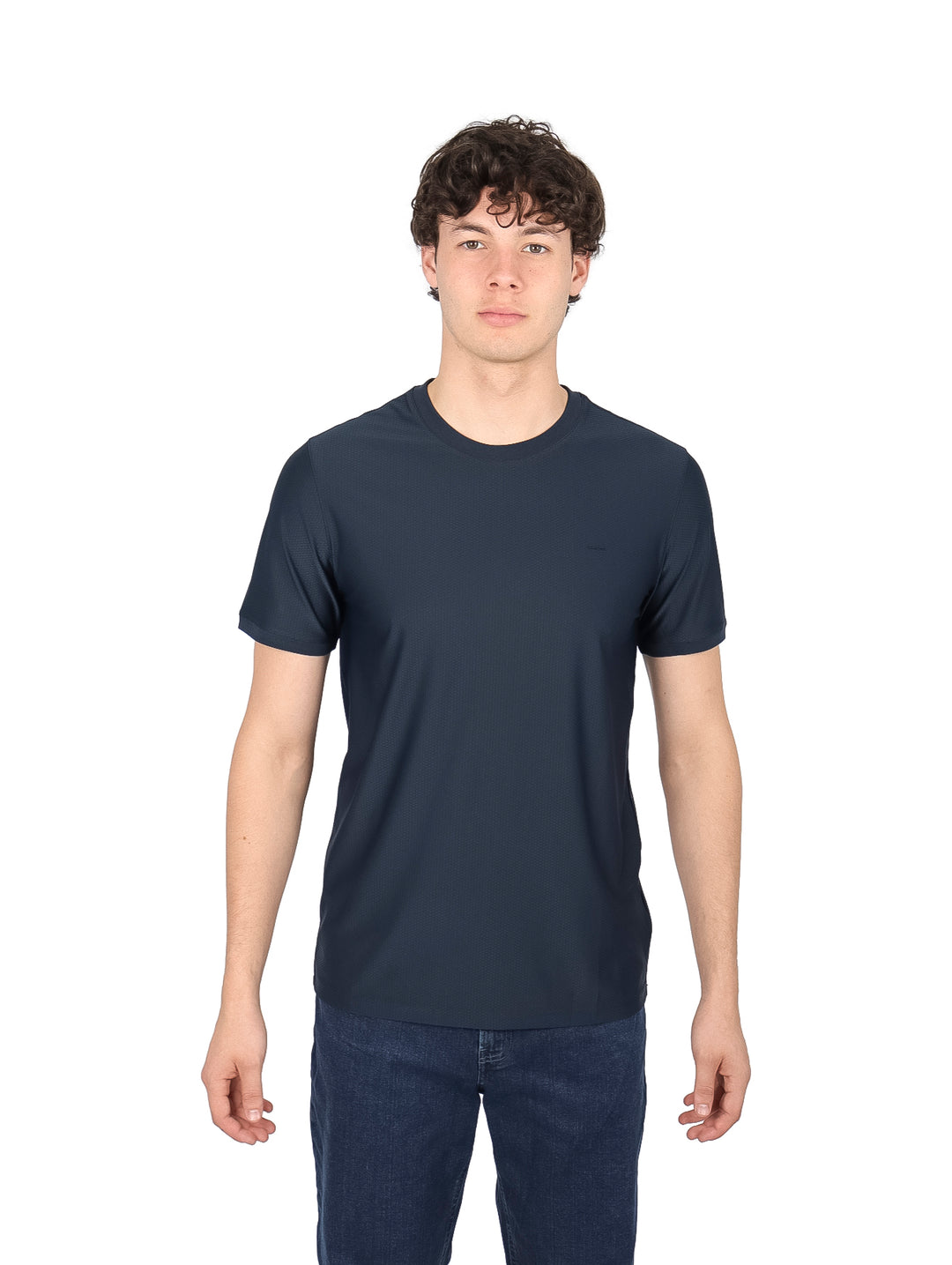 Hombre vistiendo una playera de manga corta color azul marino con cuello redondo.