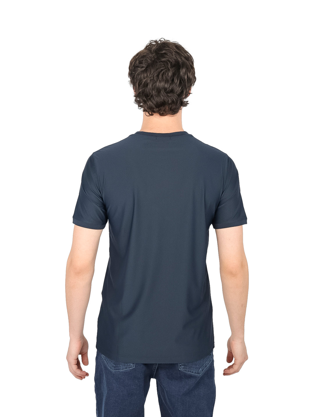 Hombre vistiendo una playera de manga corta color azul marino con cuello redondo.