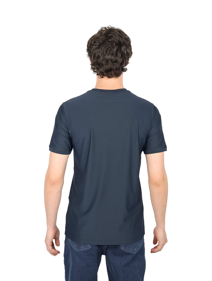 Hombre vistiendo una playera de manga corta color azul marino con cuello redondo.