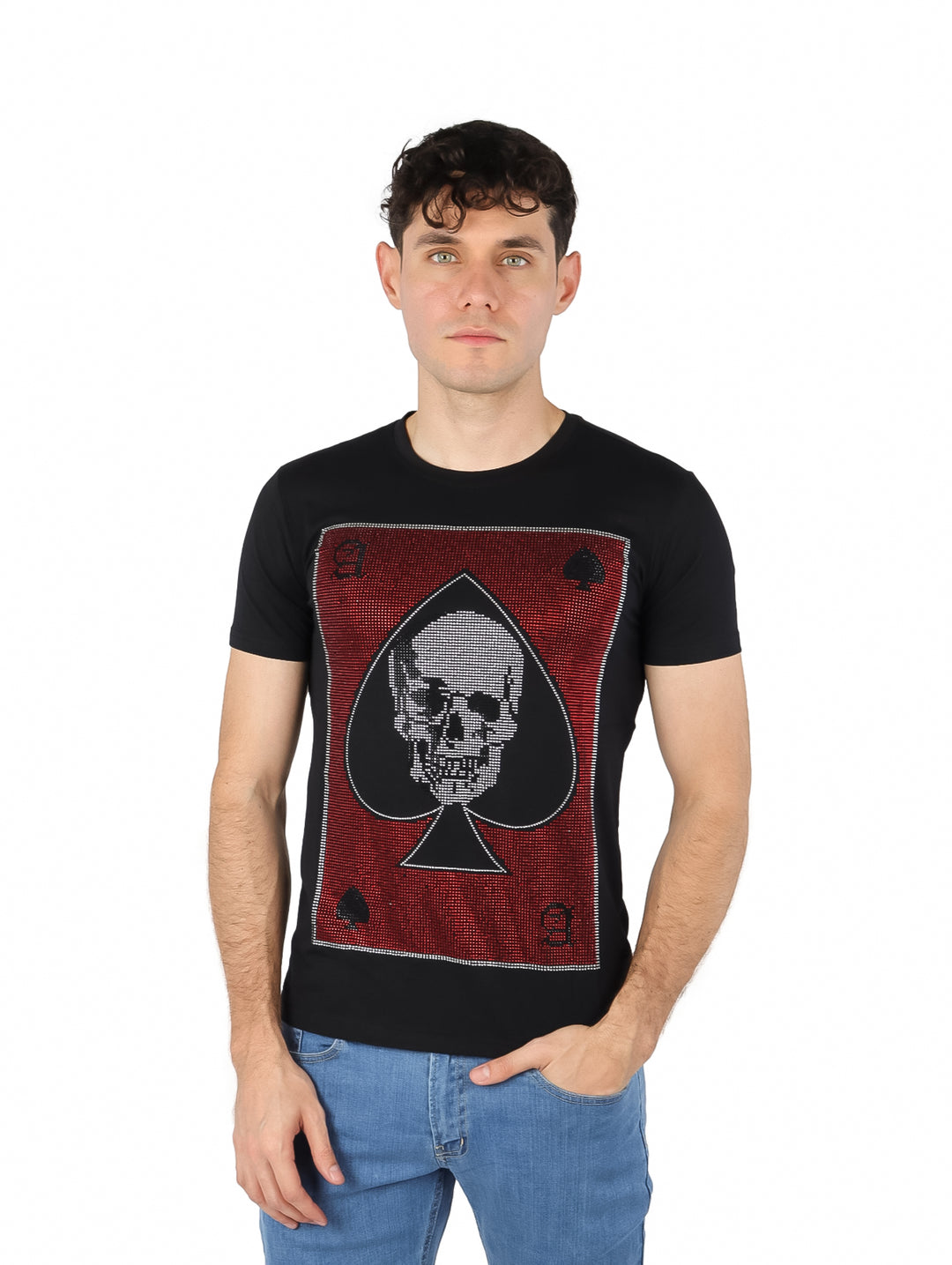 Playera negra de manga corta con diseño de pica roja y calavera blanca en el frente.
