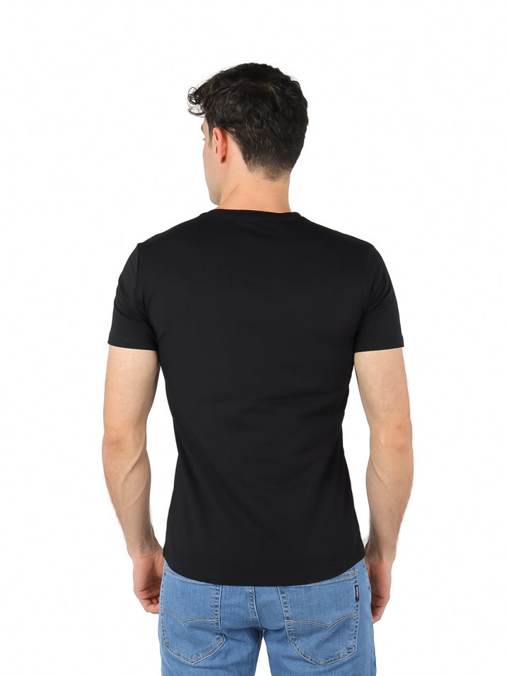 Playera negra de manga corta con diseño de pica roja y calavera blanca en el frente.