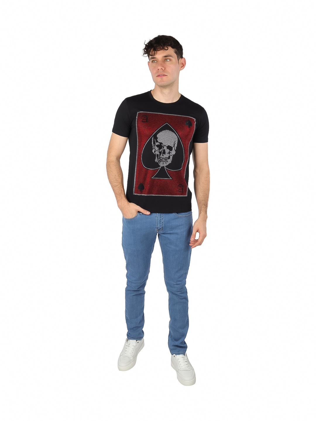 Playera negra de manga corta con diseño de pica roja y calavera blanca en el frente.