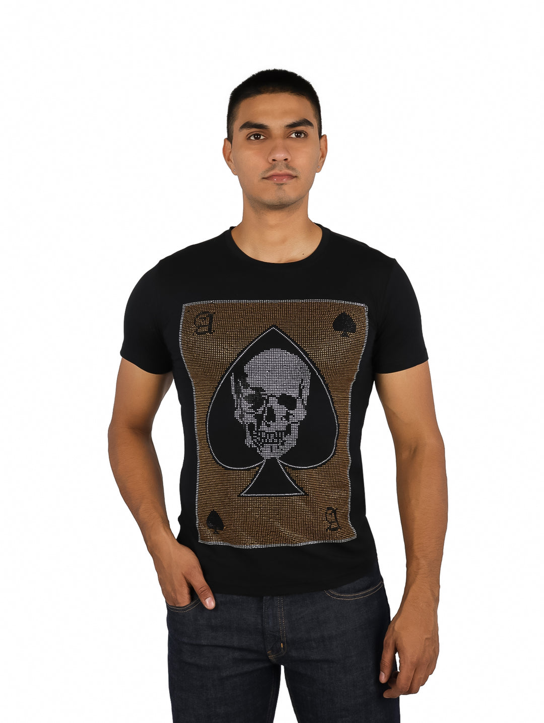 Playera negra de manga corta con un diseño dorado brillante de una pica y una calavera en el centro.