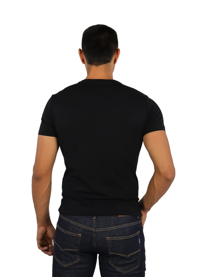 Playera negra de manga corta con un diseño dorado brillante de una pica y una calavera en el centro.