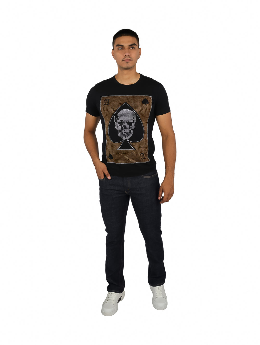 Playera negra de manga corta con un diseño dorado brillante de una pica y una calavera en el centro.