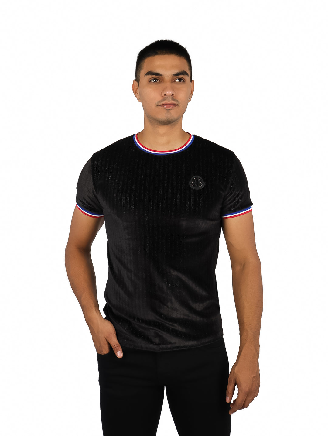 Hombre vistiendo playera negra de manga corta con detalles tricolores en cuello y mangas.