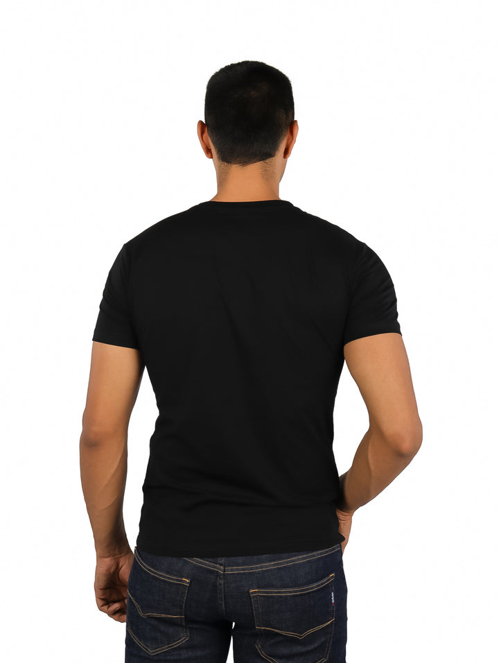 Playera negra de manga corta para hombre con diseño brillante de la palabra PARIS y logo central.