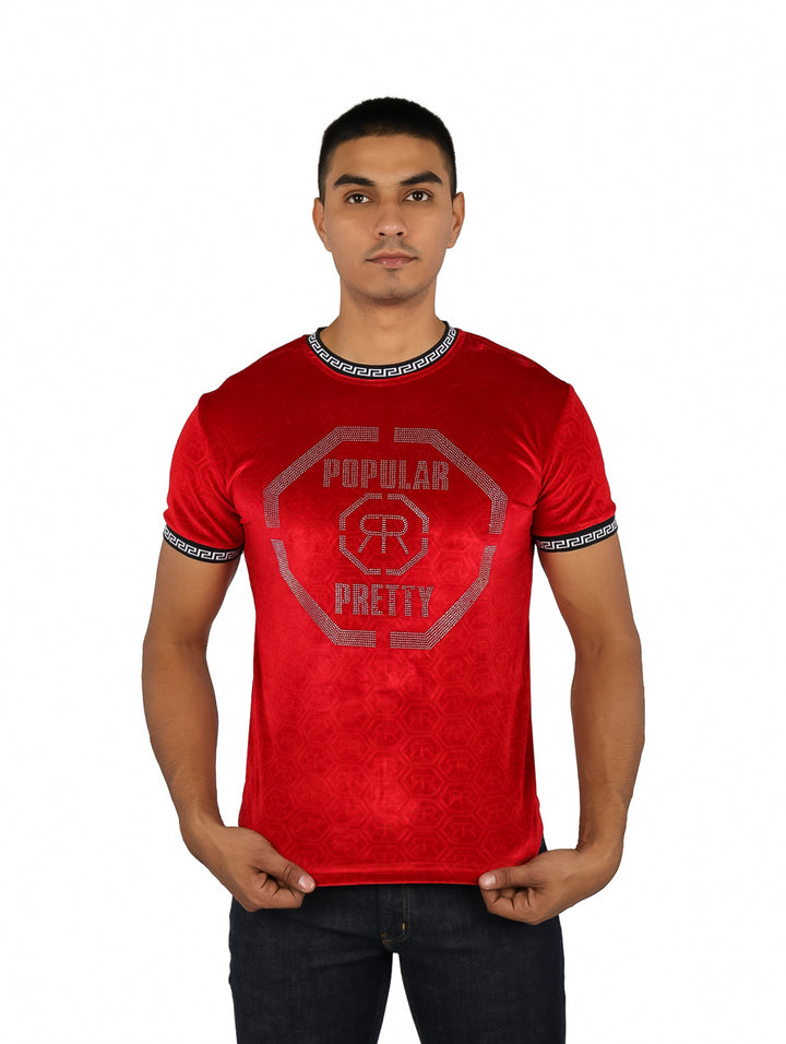 Hombre vistiendo playera roja de manga corta con detalles decorativos en cuello y mangas.