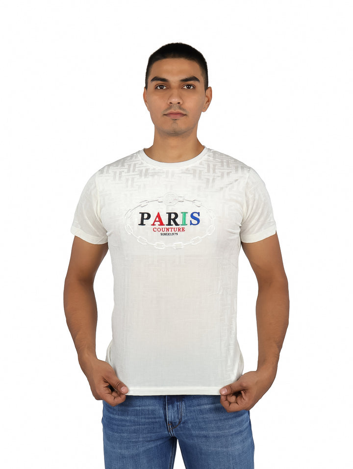 Hombre vistiendo playera blanca de manga corta con estampado de texto &