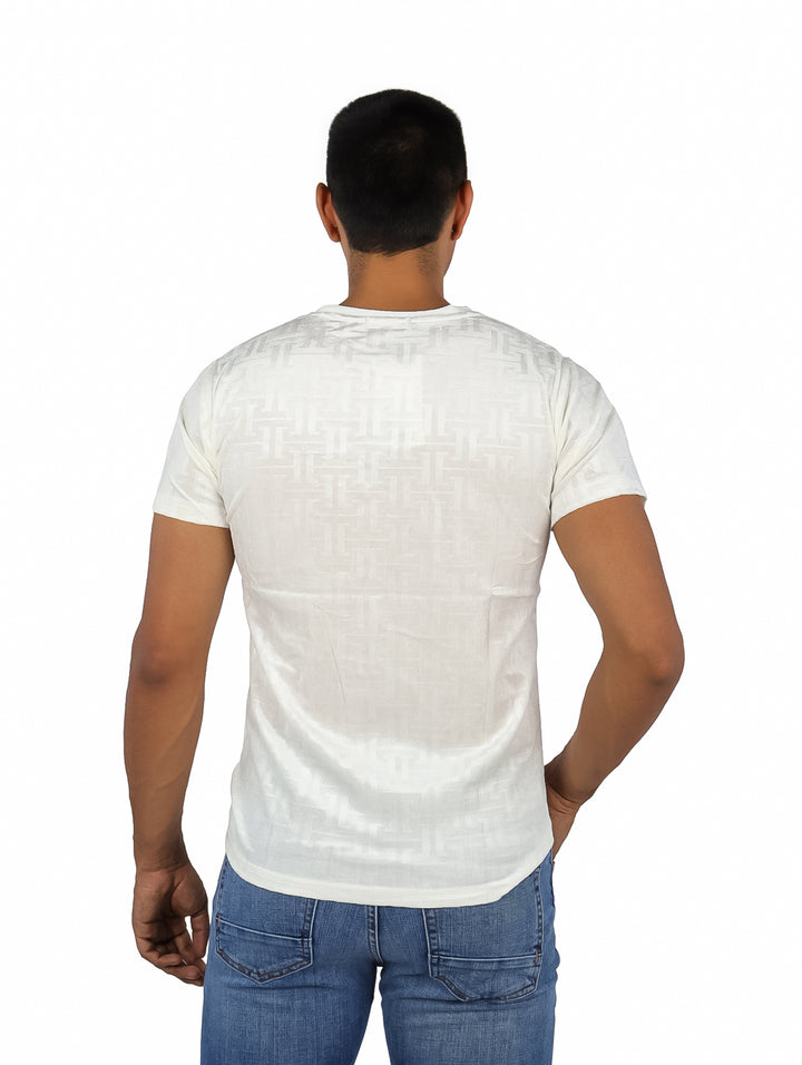 Hombre vistiendo playera blanca de manga corta con estampado de texto &