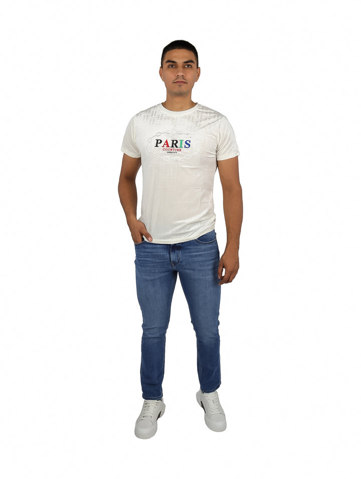 Hombre vistiendo playera blanca de manga corta con estampado de texto &