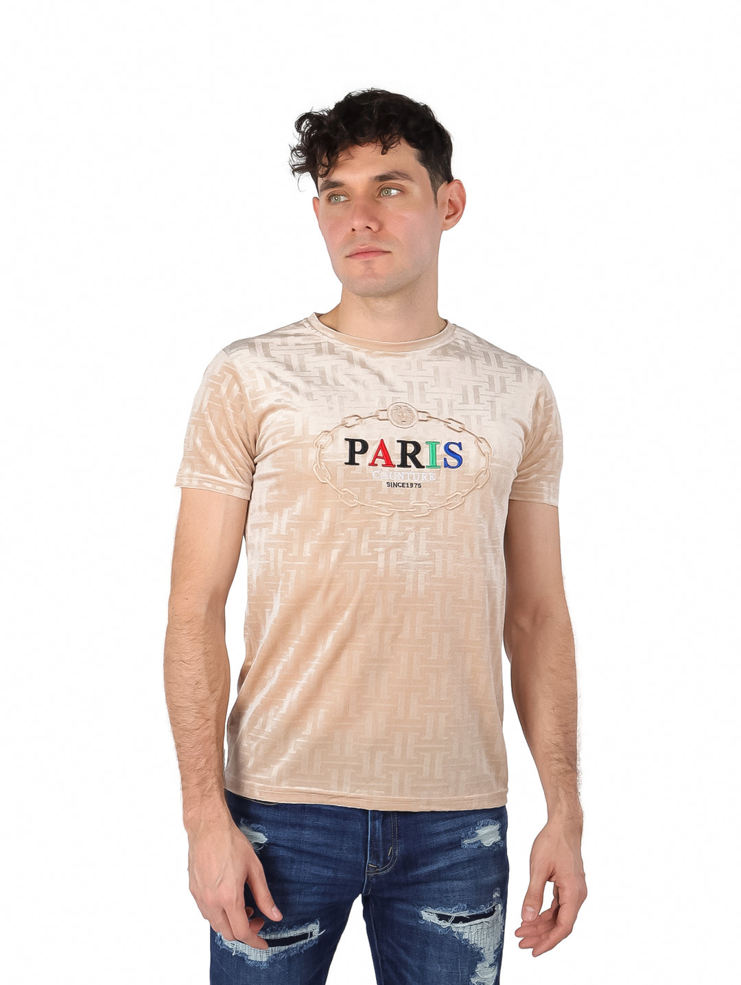 Hombre vistiendo playera manga corta color khaki con estampado geométrico y texto PARIS en el pecho.