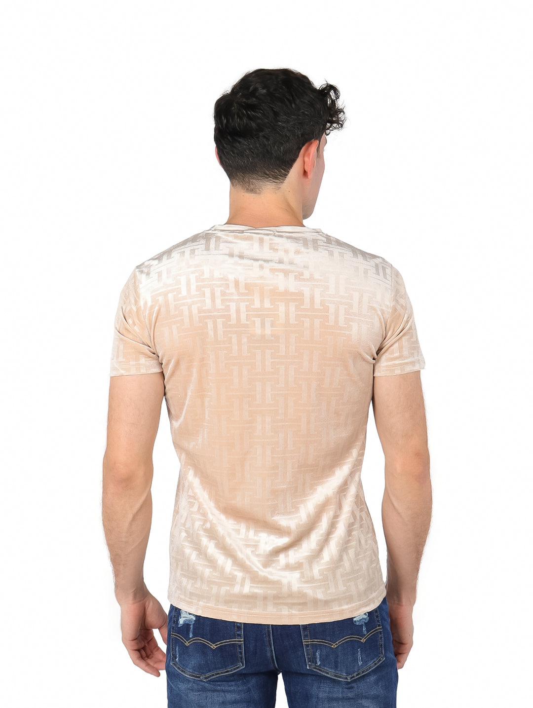 Hombre vistiendo playera manga corta color khaki con estampado geométrico y texto PARIS en el pecho.