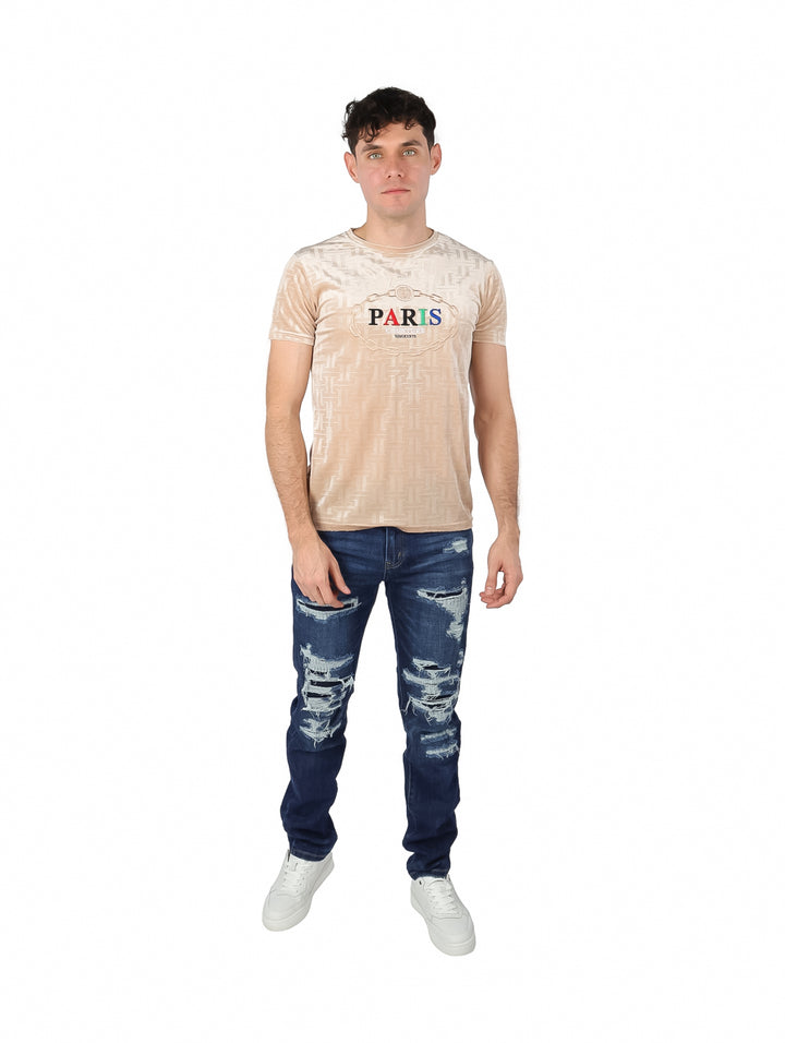 Hombre vistiendo playera manga corta color khaki con estampado geométrico y texto PARIS en el pecho.