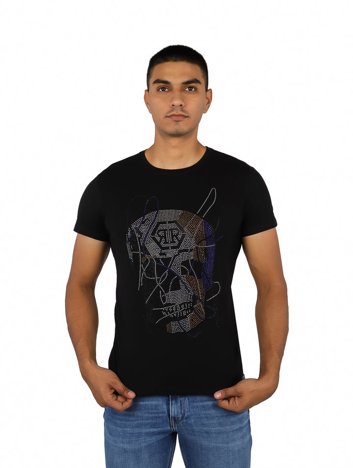 Playera negra de manga corta con un diseño gráfico abstracto en el pecho en tonos azul y blanco.