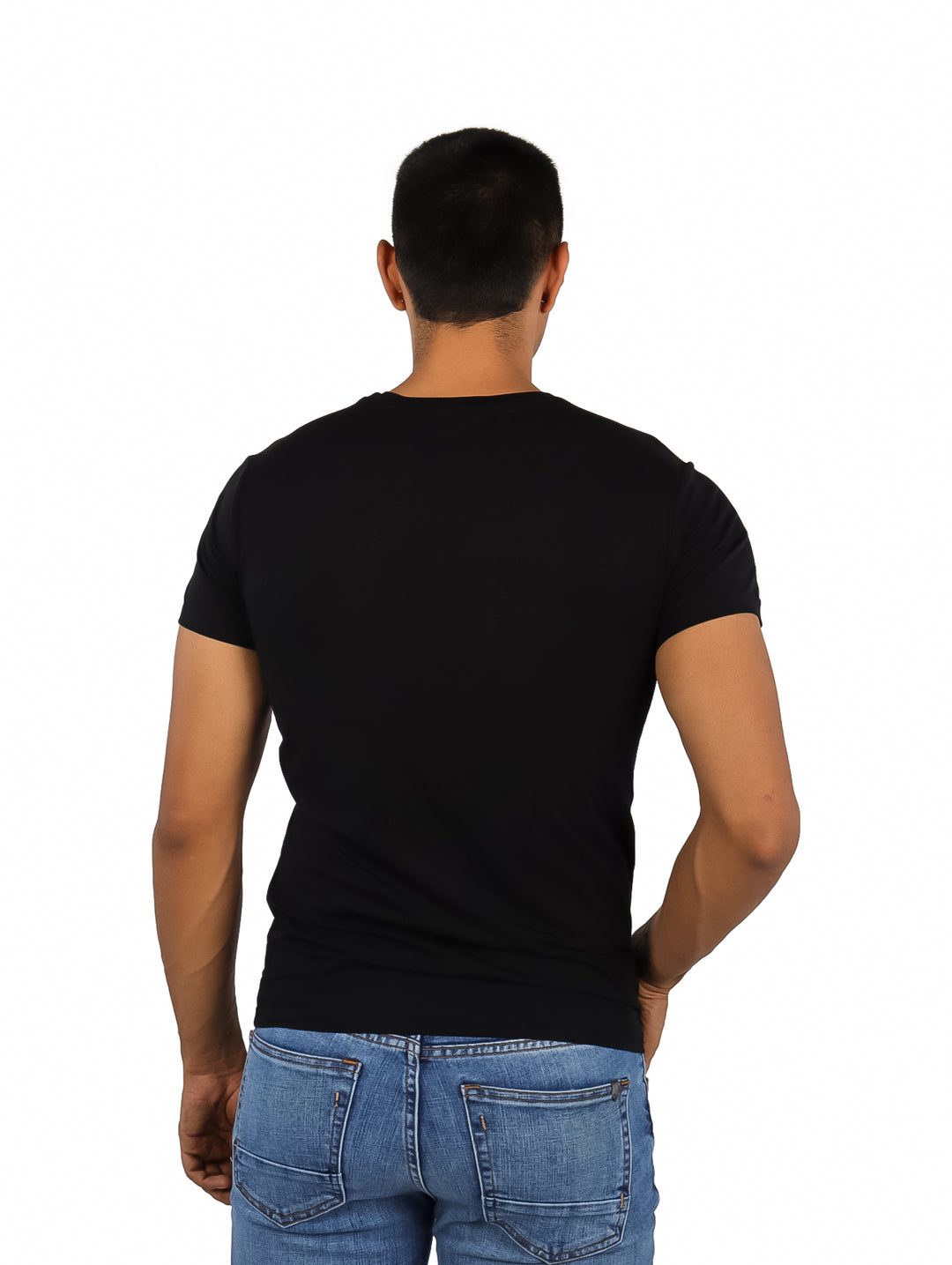 Playera negra de manga corta con un diseño gráfico abstracto en el pecho en tonos azul y blanco.