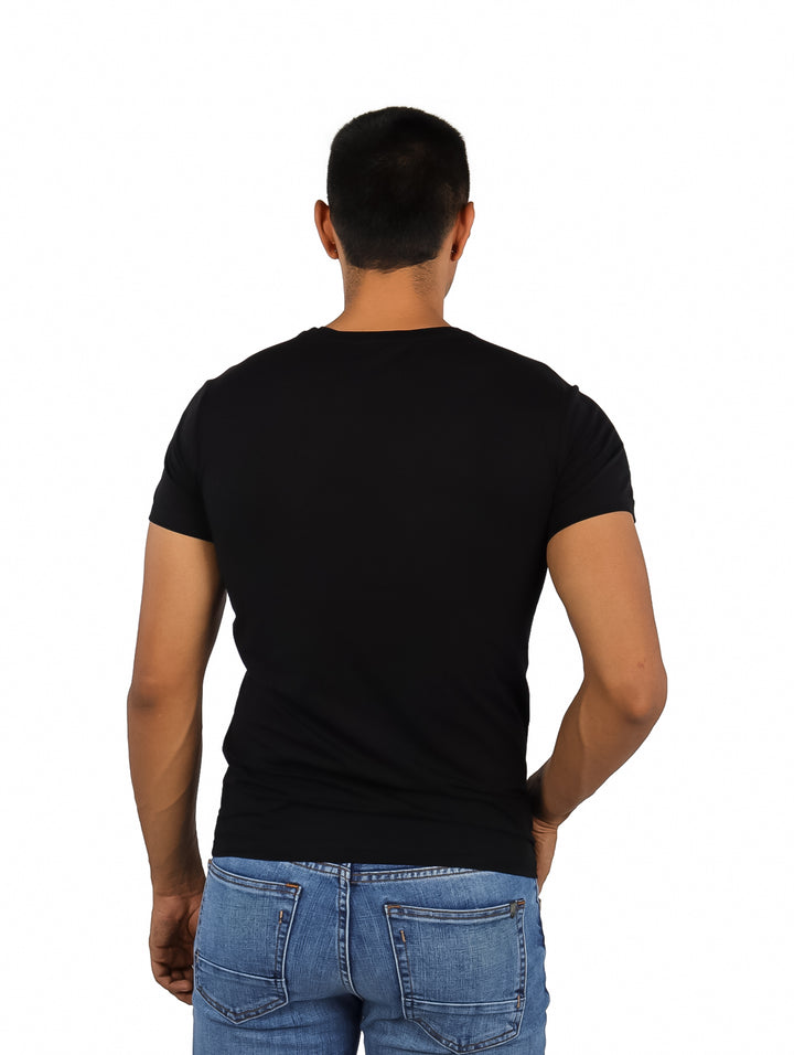 Playera negra de manga corta con un diseño gráfico abstracto en el pecho en tonos azul y blanco.