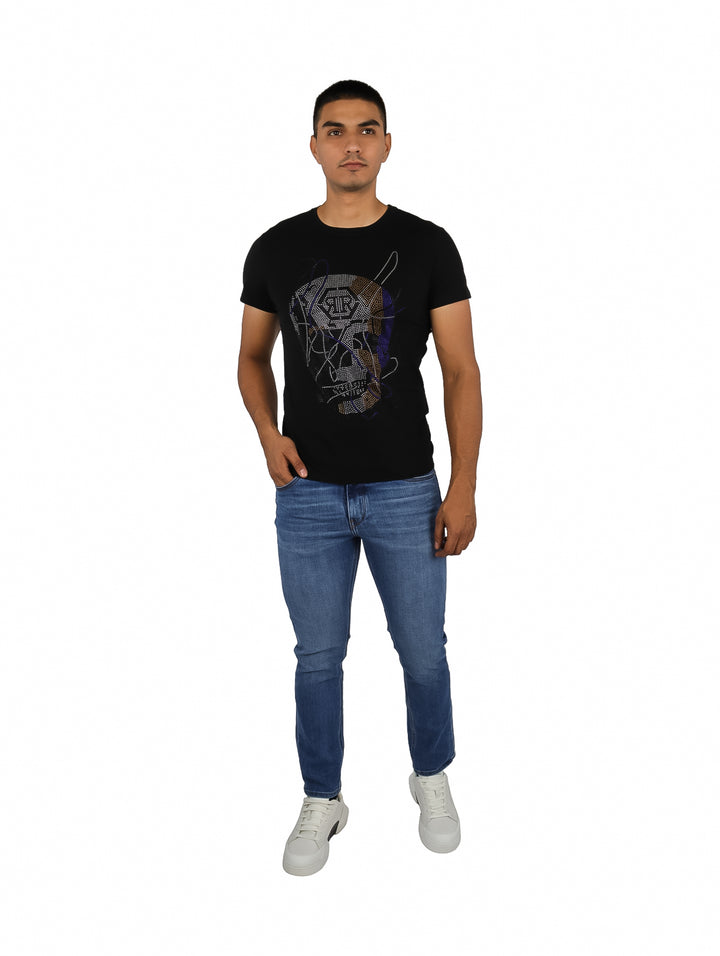Playera negra de manga corta con un diseño gráfico abstracto en el pecho en tonos azul y blanco.