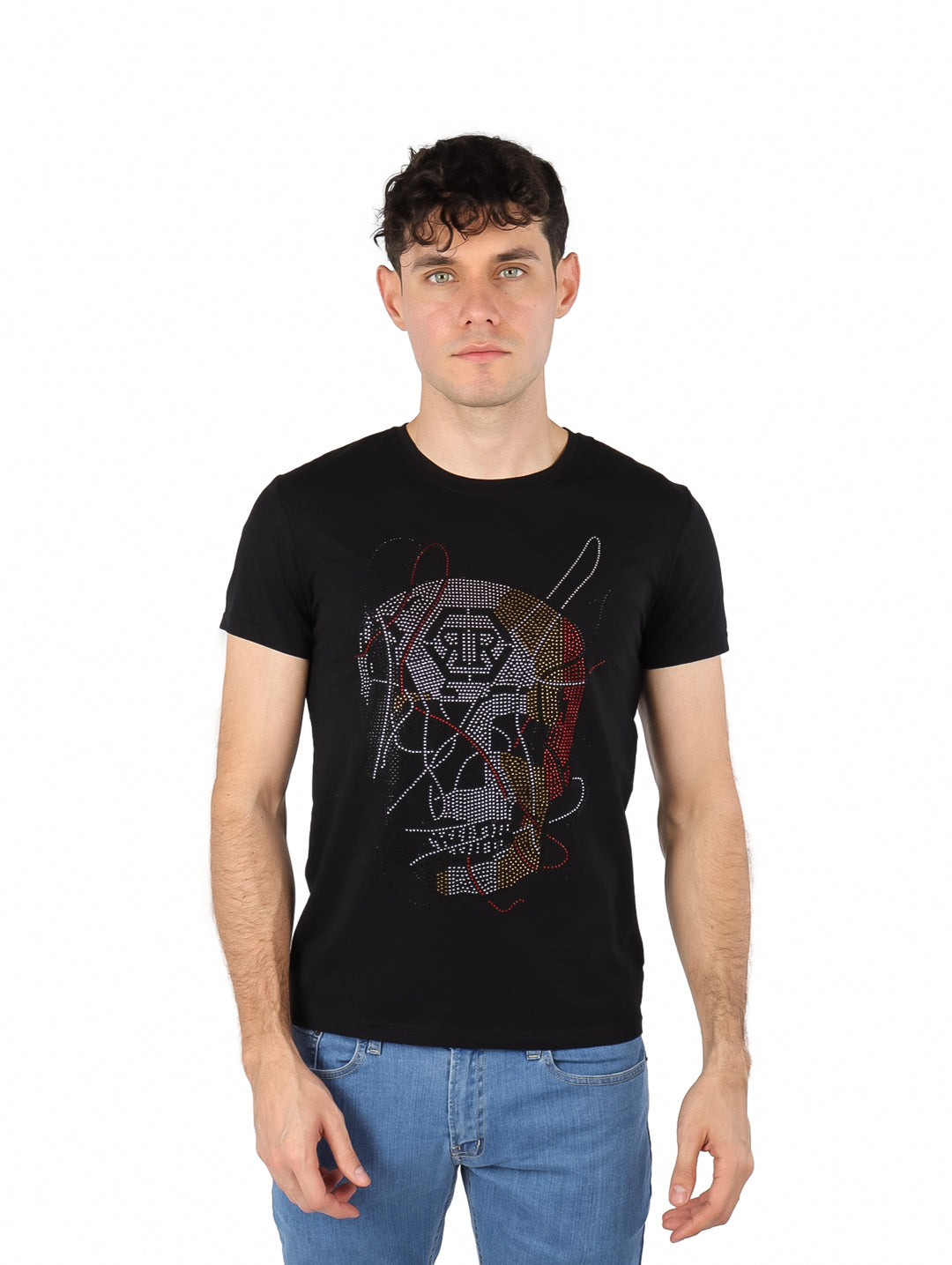 Hombre vistiendo playera negra de manga corta con diseño gráfico frontal en rojo y blanco.