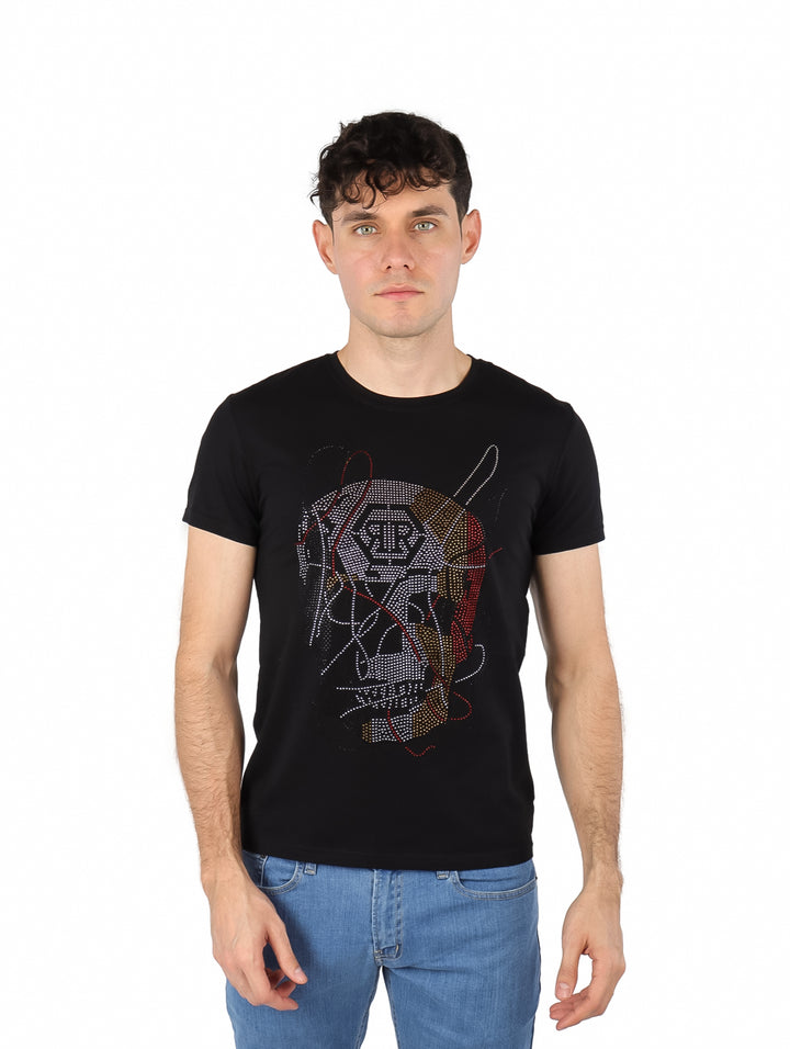 Hombre vistiendo playera negra de manga corta con diseño gráfico frontal en rojo y blanco.