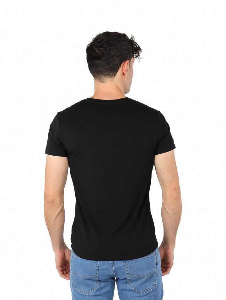 Hombre vistiendo playera negra de manga corta con diseño gráfico frontal en rojo y blanco.