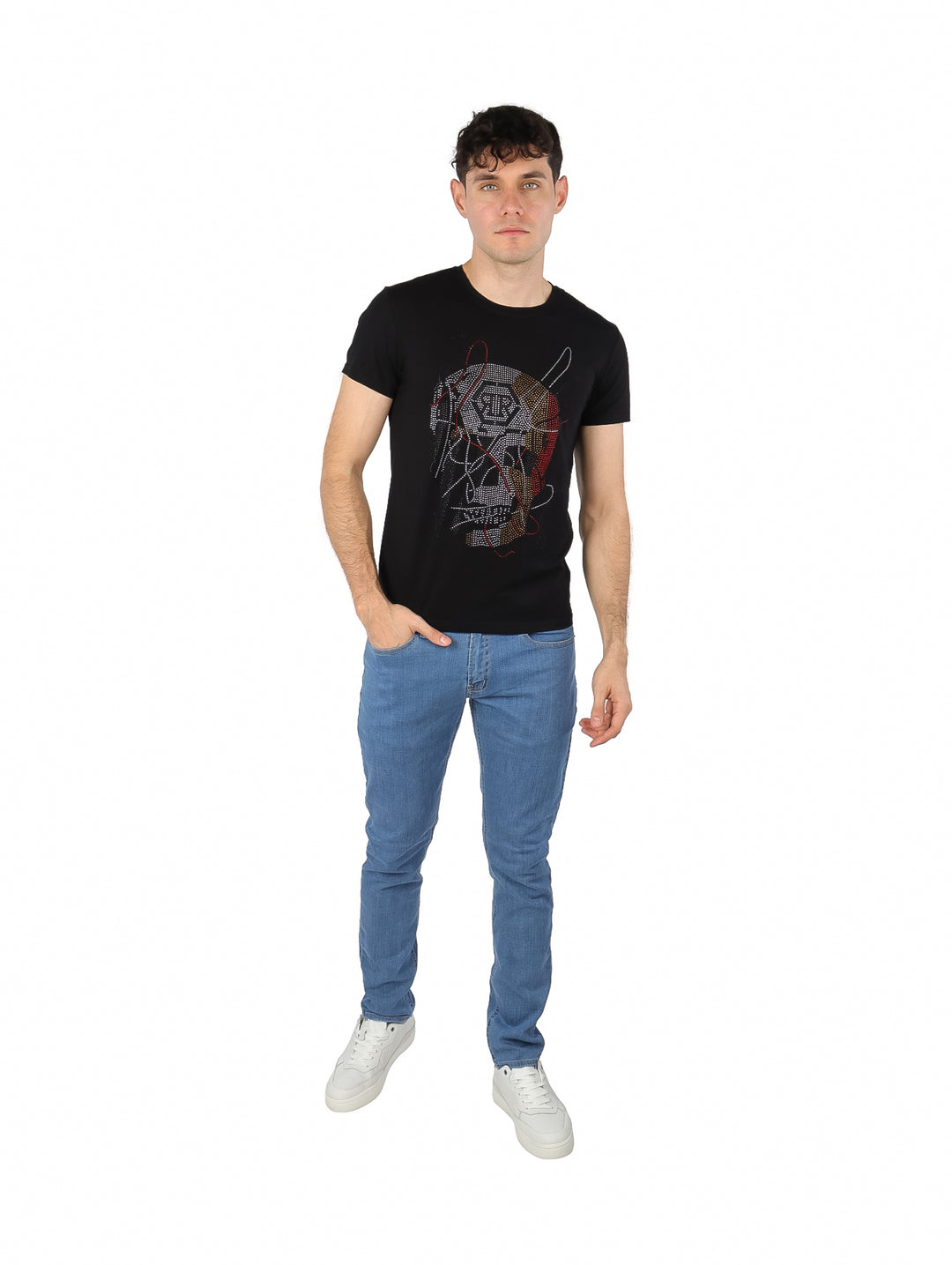 Hombre vistiendo playera negra de manga corta con diseño gráfico frontal en rojo y blanco.