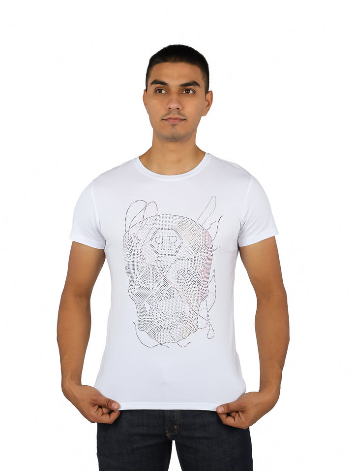 Hombre vistiendo playera blanca de manga corta con estampado gráfico de una calavera en el pecho.