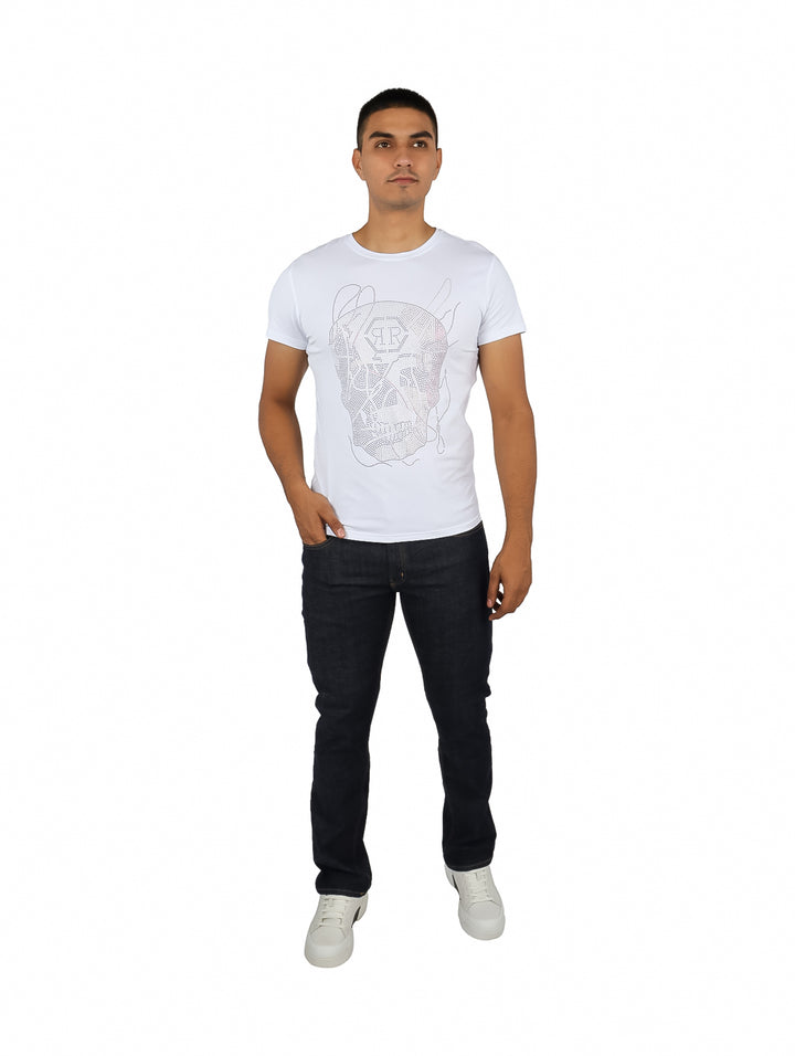 Hombre vistiendo playera blanca de manga corta con estampado gráfico de una calavera en el pecho.