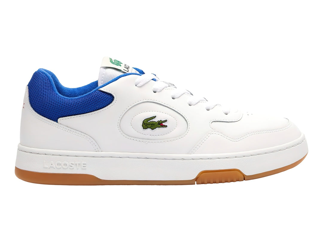 Tenis blancos de la marca Lacoste con talón azul y suela color miel.