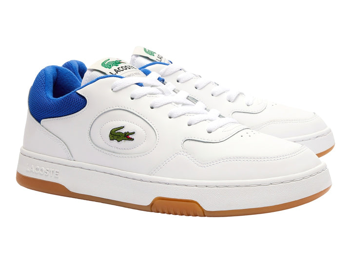 Tenis blancos de la marca Lacoste con talón azul y suela color miel.