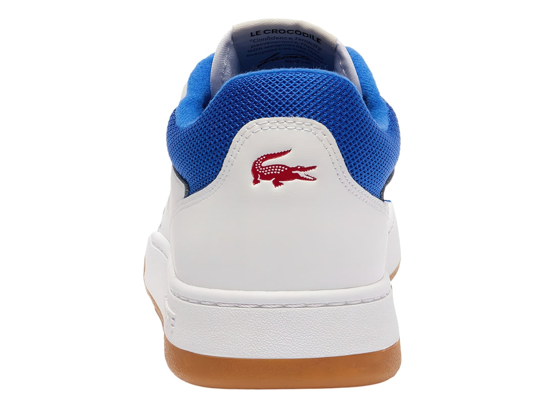 Tenis blancos de la marca Lacoste con talón azul y suela color miel.