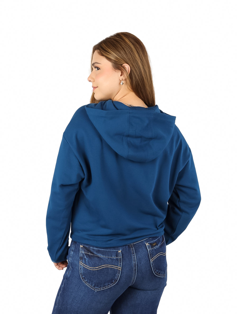 Mujer vistiendo una sudadera azul DKNY con capucha y pantalones de mezclilla.