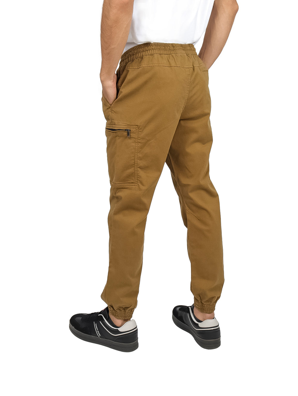 Hombre vistiendo pantalones jogger color mostaza con cintura ajustable y puños elásticos.