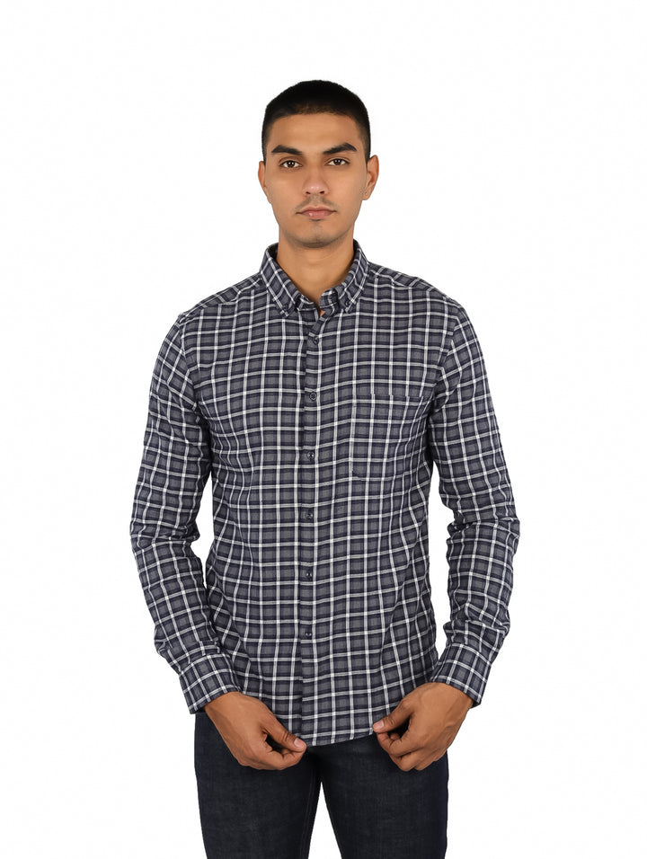 Hombre vistiendo camisa de manga larga a cuadros en color gris melange.