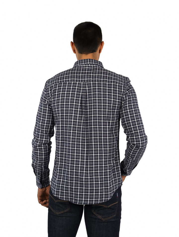 Hombre vistiendo camisa de manga larga a cuadros en color gris melange.