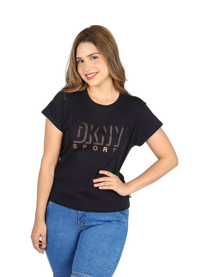 Blusa negra de manga corta y cuello redondo con logotipo DKNY Sport en color bronce.