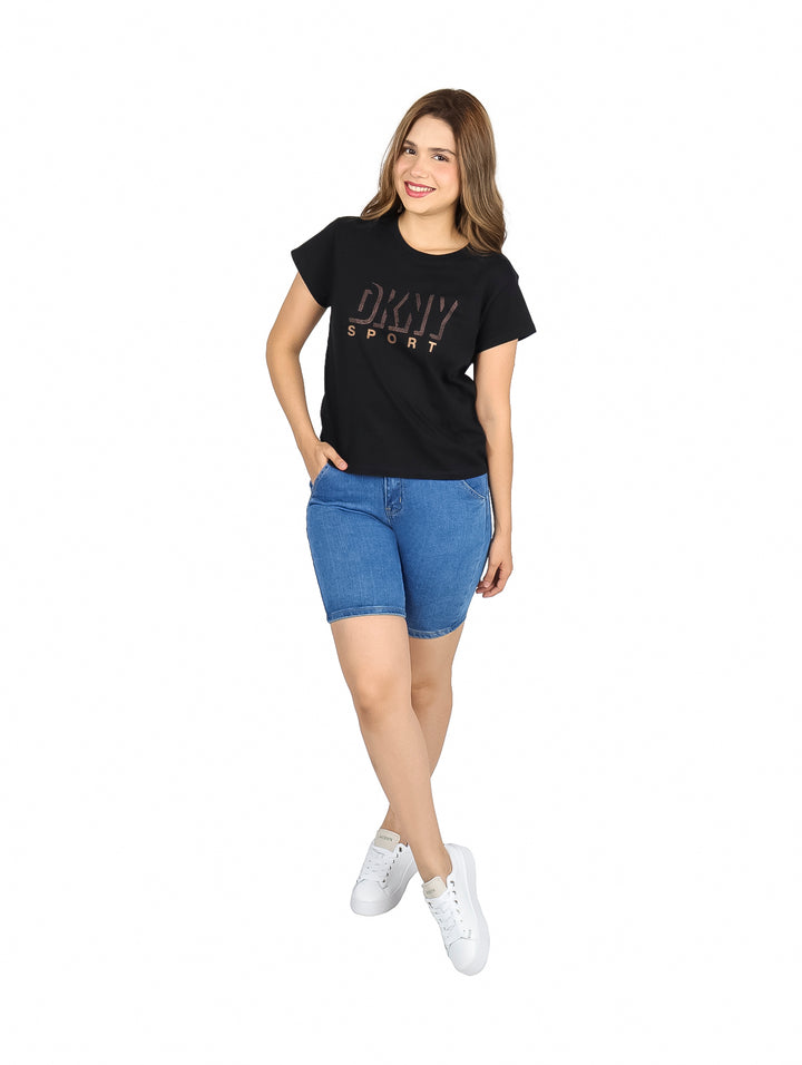 Blusa negra de manga corta y cuello redondo con logotipo DKNY Sport en color bronce.