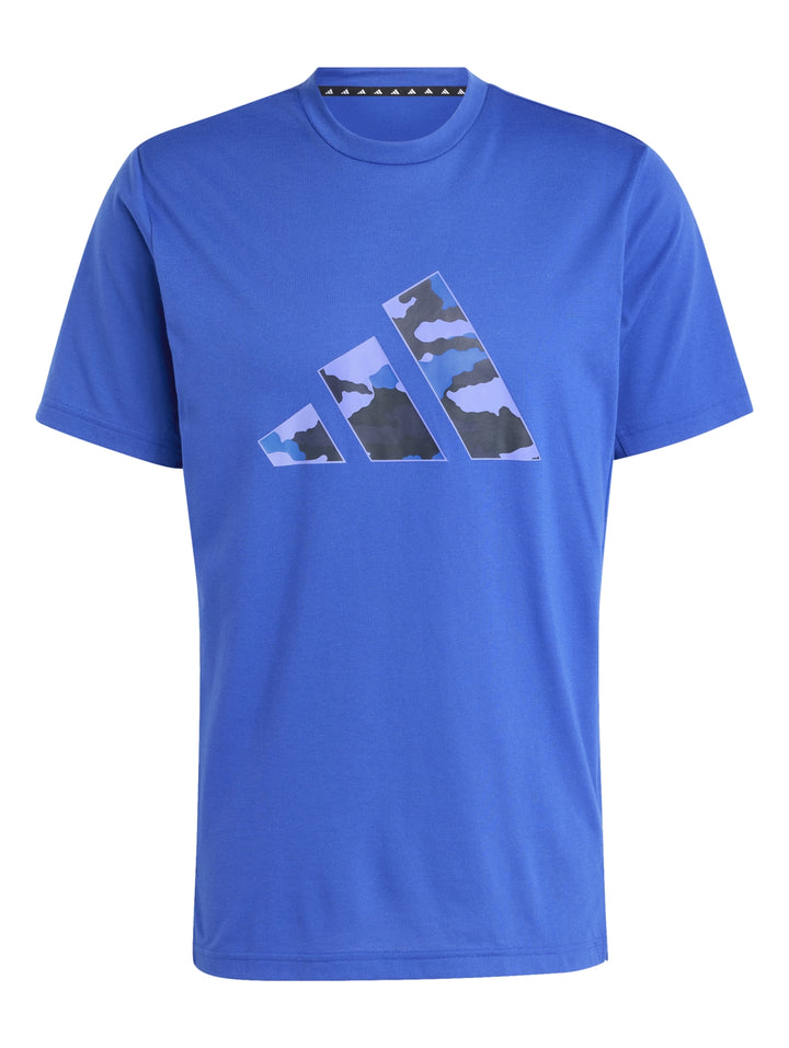 Hombre vistiendo playera Adidas color azul semi lucid blue con logotipo gráfico de camuflaje en el pecho.