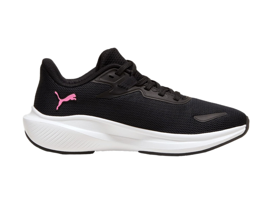 Tenis deportivos PUMA color negro con suela blanca y logotipo rosa en el costado.