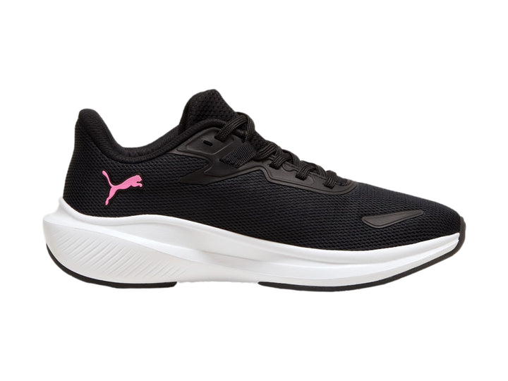 Tenis deportivos PUMA color negro con suela blanca y logotipo rosa en el costado.
