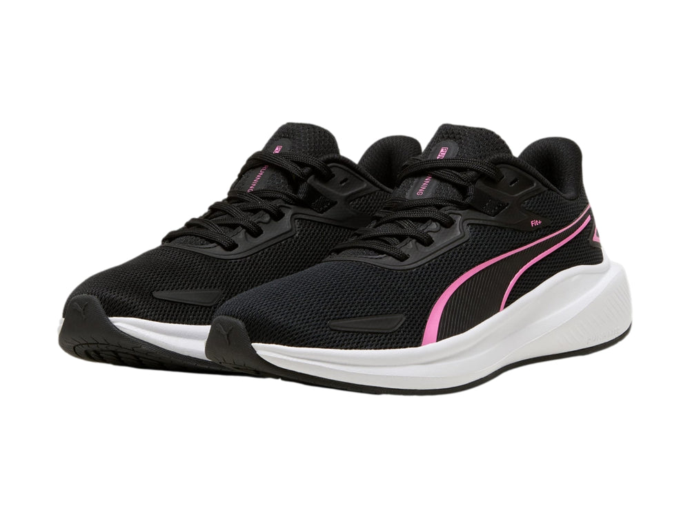 Tenis deportivos PUMA color negro con suela blanca y logotipo rosa en el costado.
