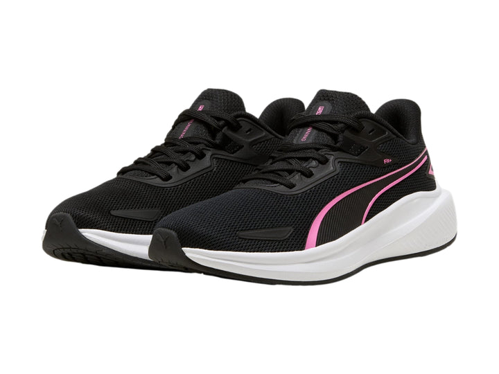 Tenis deportivos PUMA color negro con suela blanca y logotipo rosa en el costado.