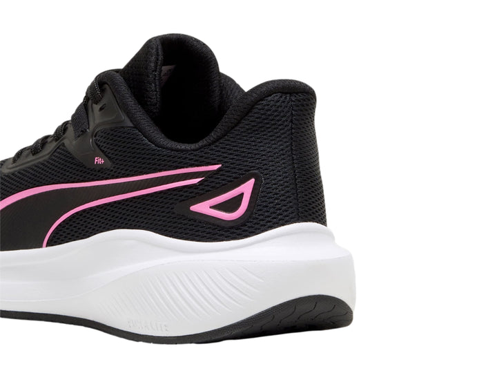 Tenis deportivos PUMA color negro con suela blanca y logotipo rosa en el costado.