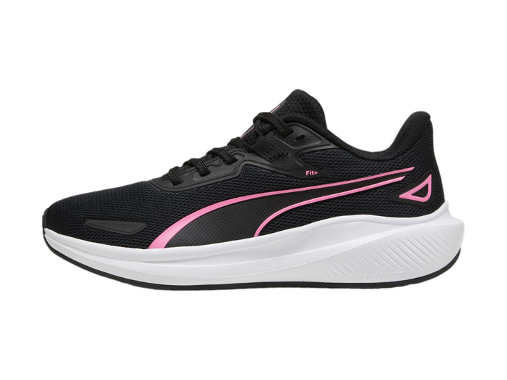 Tenis deportivos PUMA color negro con suela blanca y logotipo rosa en el costado.