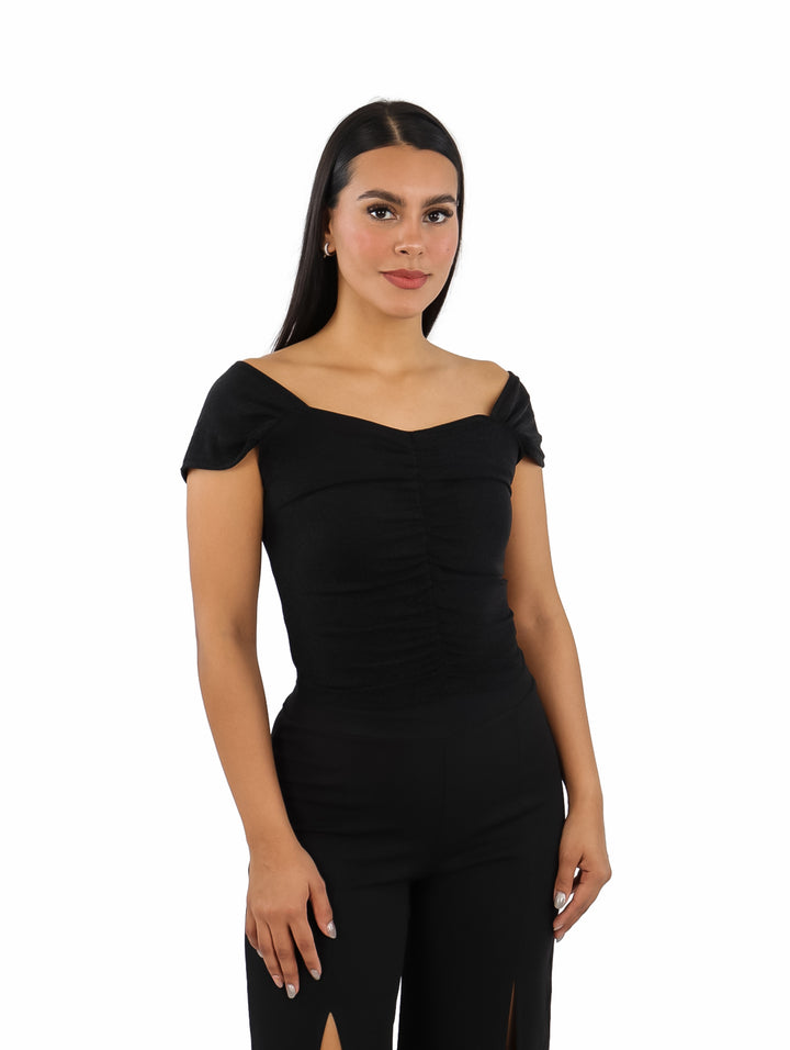 Blusa negra ajustada con detalle plisado al frente y manga corta.