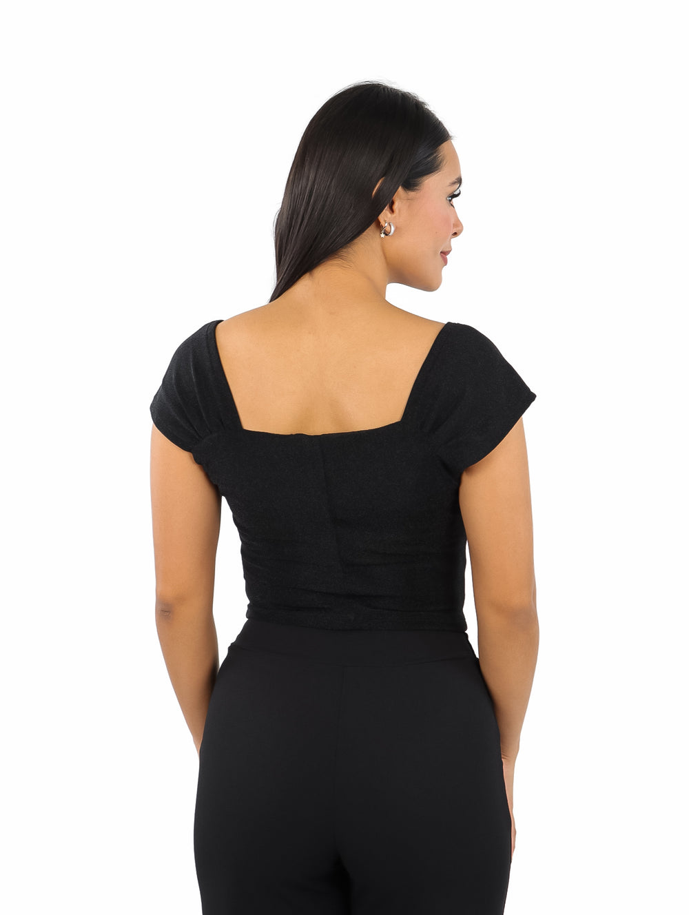Blusa negra ajustada con detalle plisado al frente y manga corta.