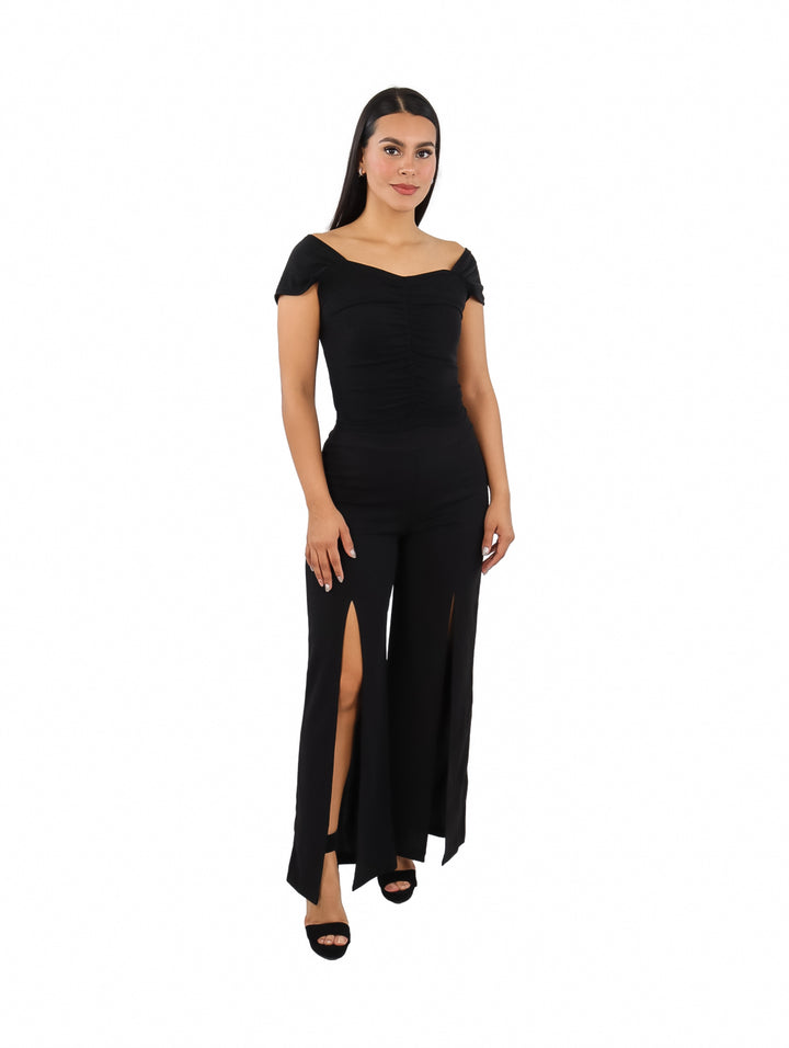 Blusa negra ajustada con detalle plisado al frente y manga corta.