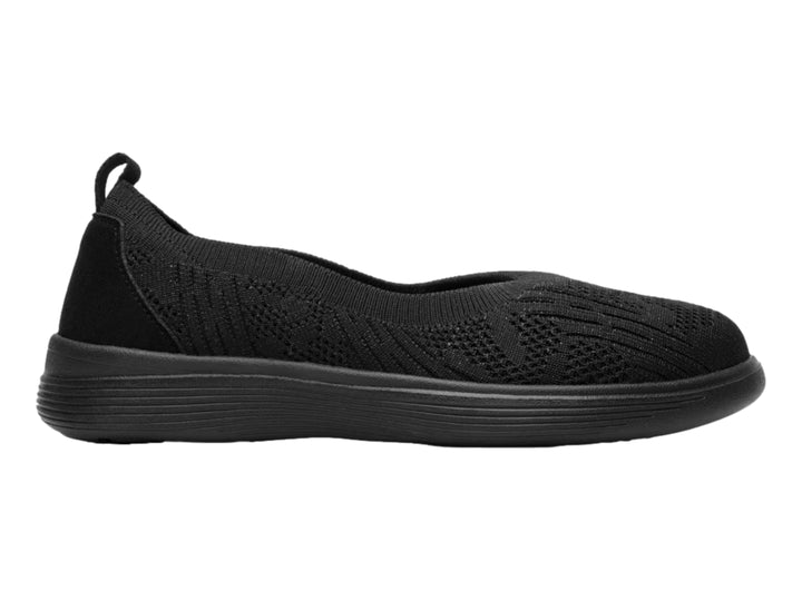 Zapato plano Flexi color negro, estilo slip-on con acabado en tela tejida y suela cómoda.