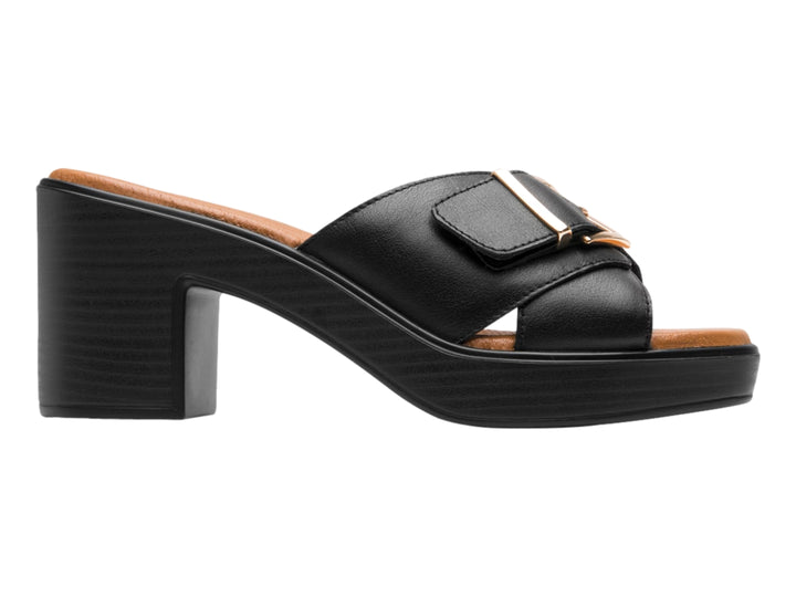 Sandalia Flexi color negro para mujer con tacón cuadrado, plataforma y detalle de hebilla dorada.